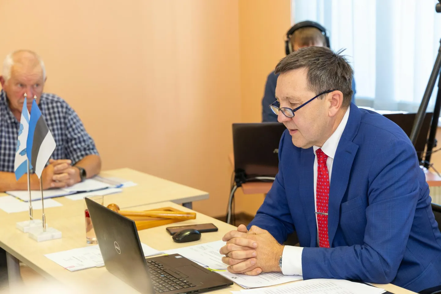 Mulgi vallavolikogu istung algas volikogu esimehe  Mati Ilissoni vastu umbusalduse algatamisega. Seda menetletakse järgmisel istungil.