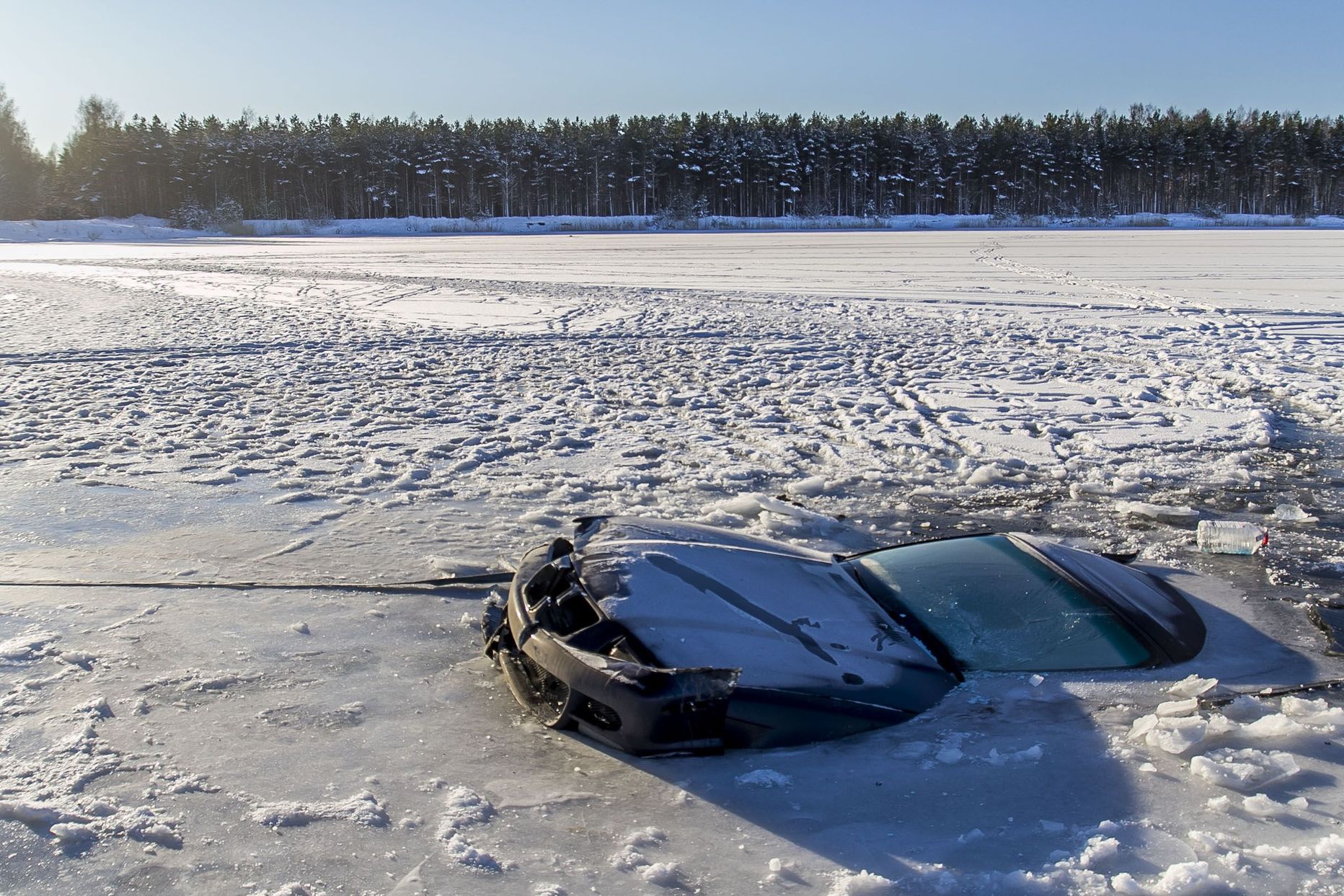 Несчастные случаи на льду повторяются каждый год. На снимке - машина, провалившаяся под лед карьера Мяннику.
