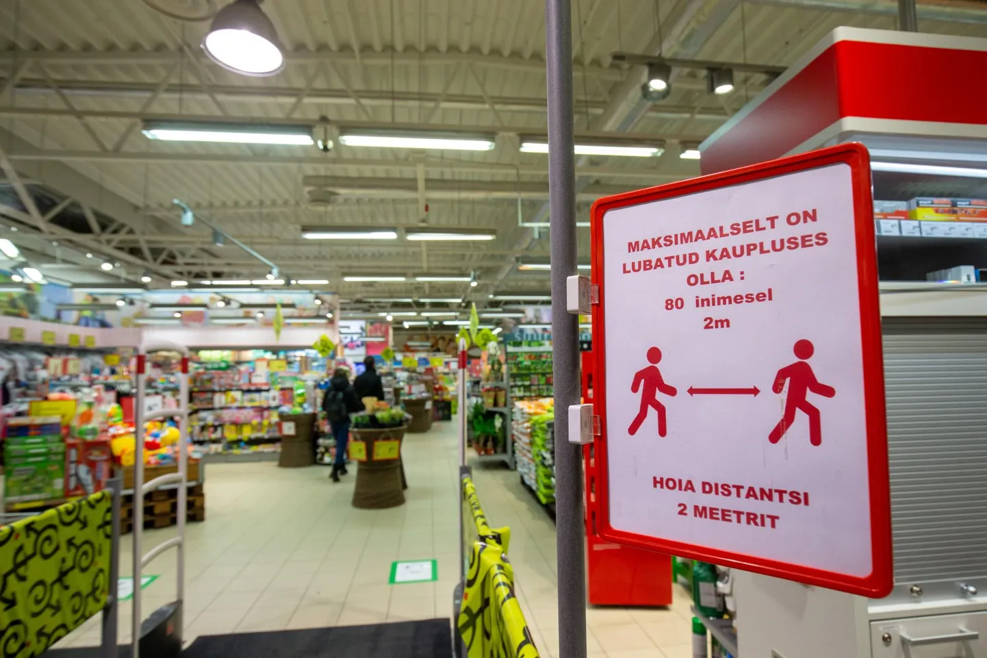 Poepidajate sõnul on nende ülesanne teavitada kliente piirangutest ja luua võimalused reeglitest kinnipidamiseks. Pilt on tehtud kevadise eriolukorra ajal Rimi toidupoes.