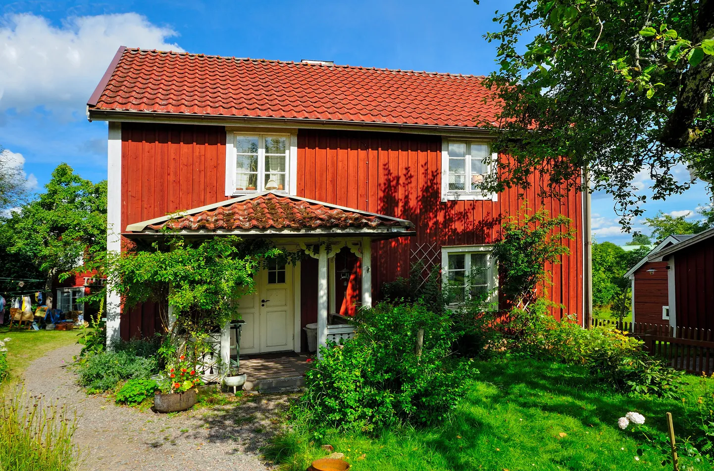 Romantiline rootsipunane maamaja.