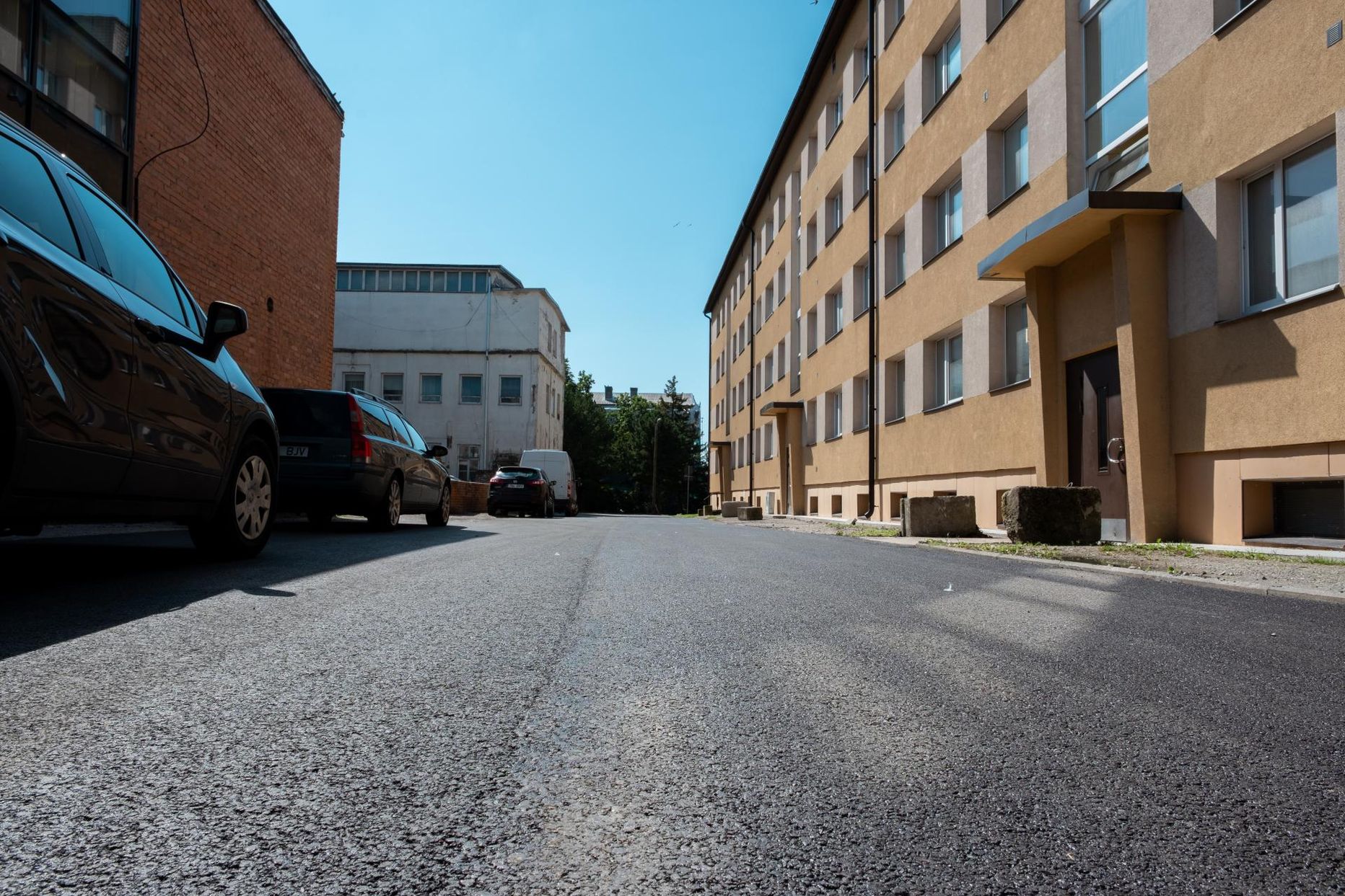Paralleelselt Tallinna maanteega kulgeb Jannseni 2 kortermaja ees väiksem linnale kuuluv tänav, mille kaudu väga paljud sõidukijuhid Jannseni uulitsalt Tallinna maanteele ja sealt Kesklinna sillale lõikavad. Elanikele teeb rõõmu, et enam ei pritsi sellelt teelt soppa.