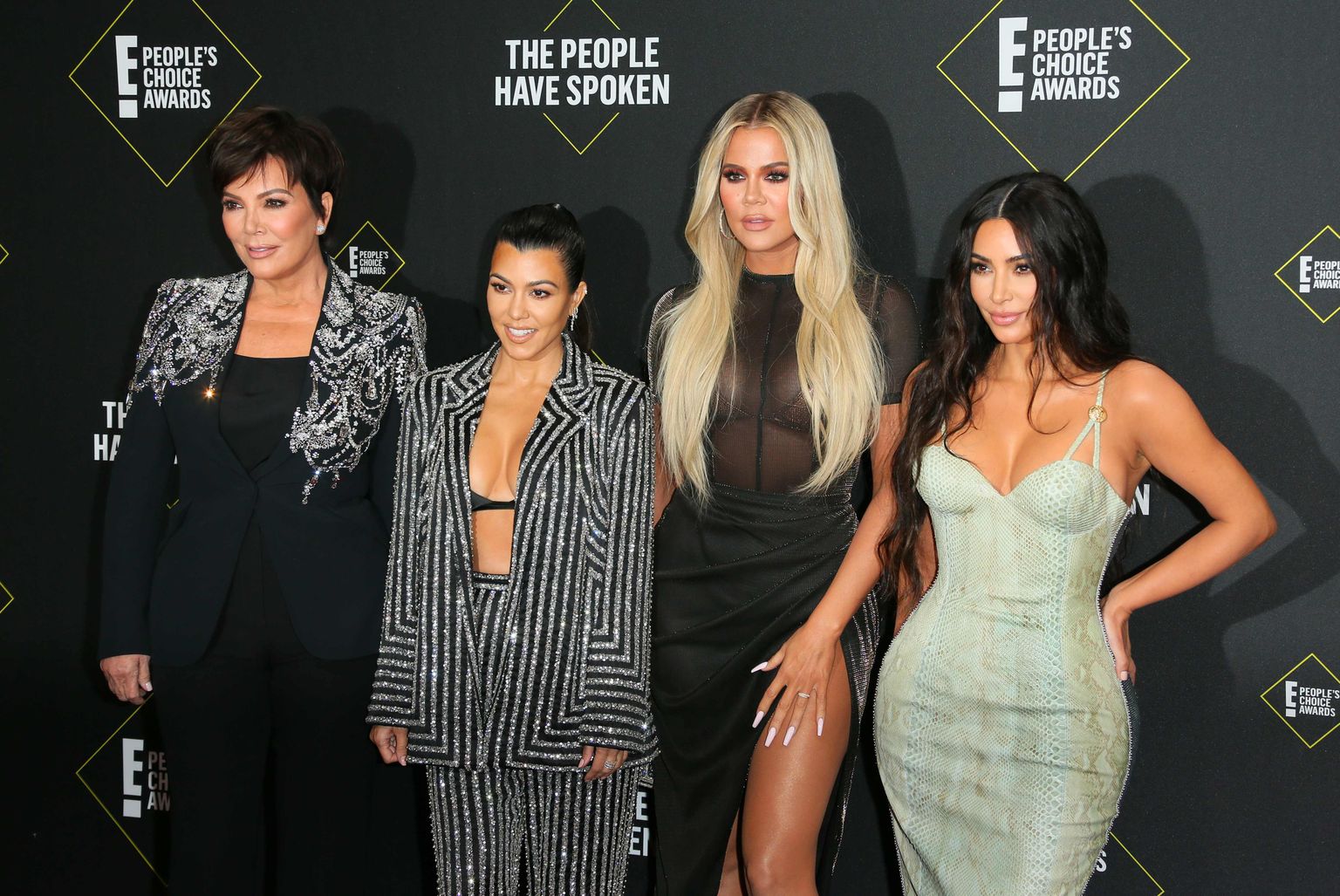 Kris Jenner koos tütardega. Pildil vasakult: Kris Jenner, Kourtney Kardashian, Khloe Kardashian, Kim Kardashian.