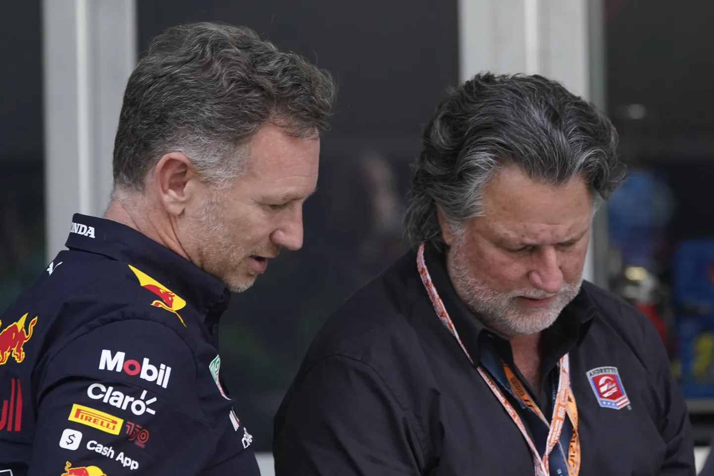 Red Bulli tiimipealik Christian Horner (vasakul) vestlemas Michael Andrettiga, kes püüab omanimelist tiimi vedad F1-sarja, kus see hakkaks ilmselt kasutama Cadillaci kaubamärki.
