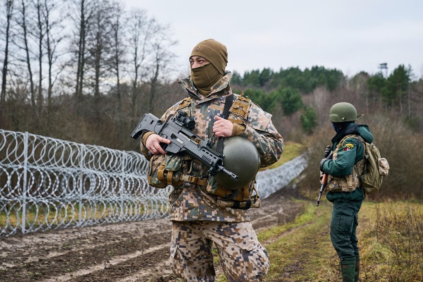Läti kaitseväelane ning piirivalvur patrullimas Kagu-Läti piiri Silene piiripunktis, mis piirneb Valgevenega.