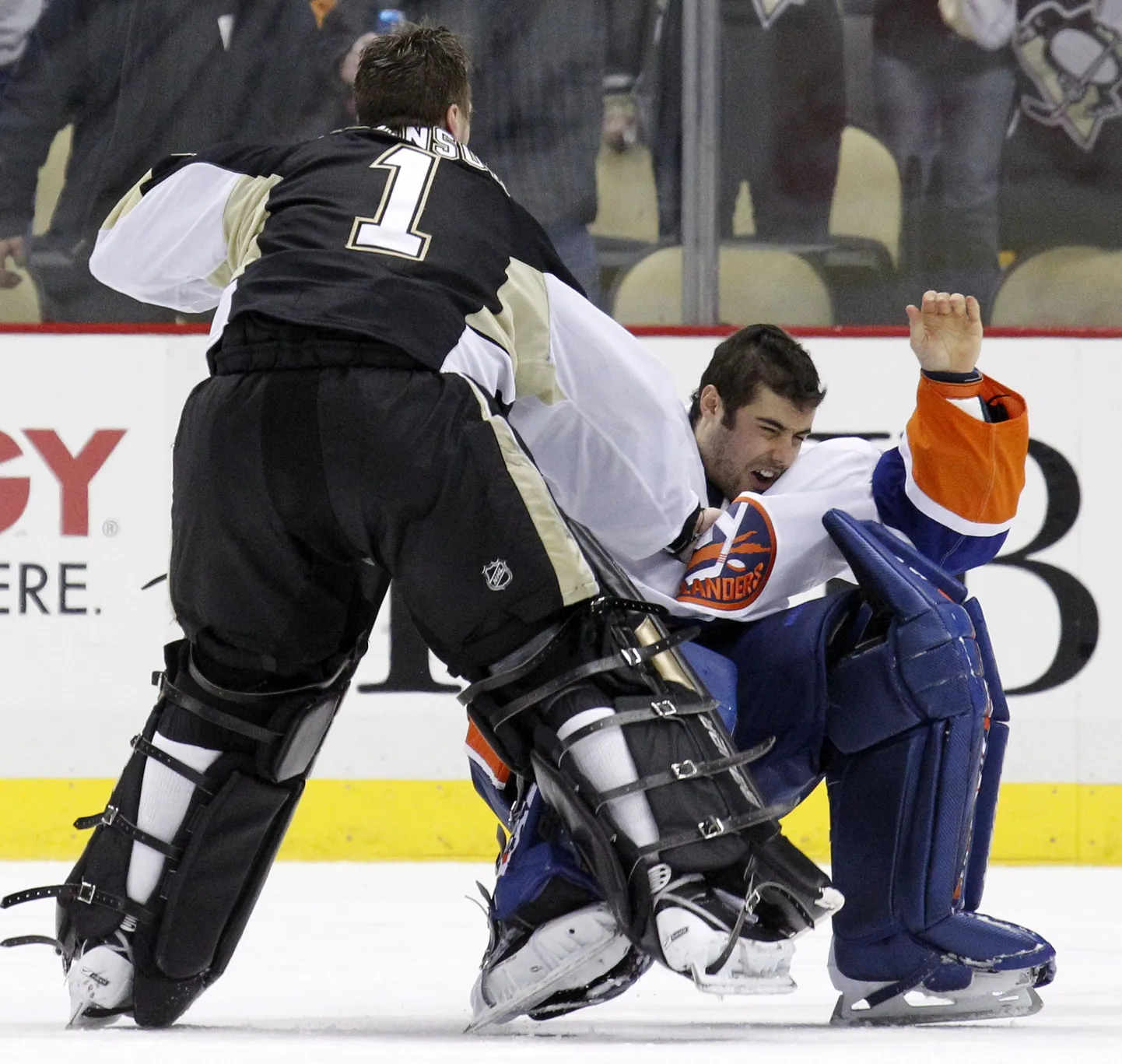 Brent Johnson (vasakul) lõi ametivenna Rick DiPietro ühe löögiga pikali.