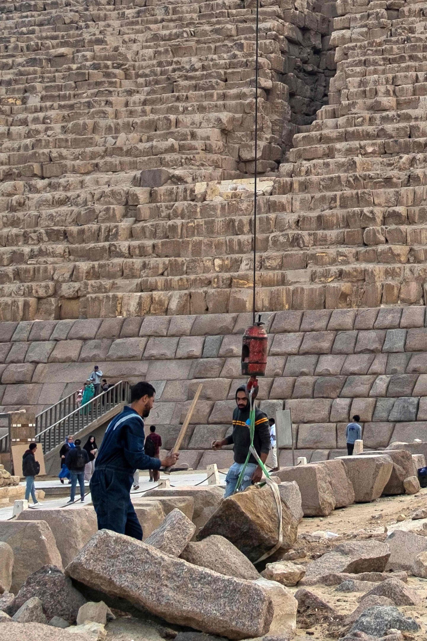 Egiptuses Kairo lähedal Giza platool asub kolm püramiidi, millest Menkaure oma konserveeritakse.