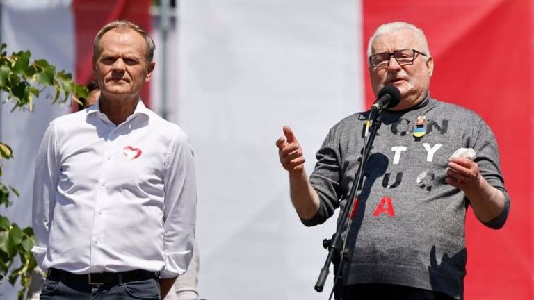 К собравшимся обратились лидер оппозиционной «Гражданской платформы» Дональд Туск и бывший презиеднт Польши Лех Валенса.
