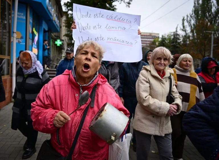 «Где тепло? Где свет? Где еда?» - противники вступления Молдовы в ЕС выходят на улицу со своими аргументами.