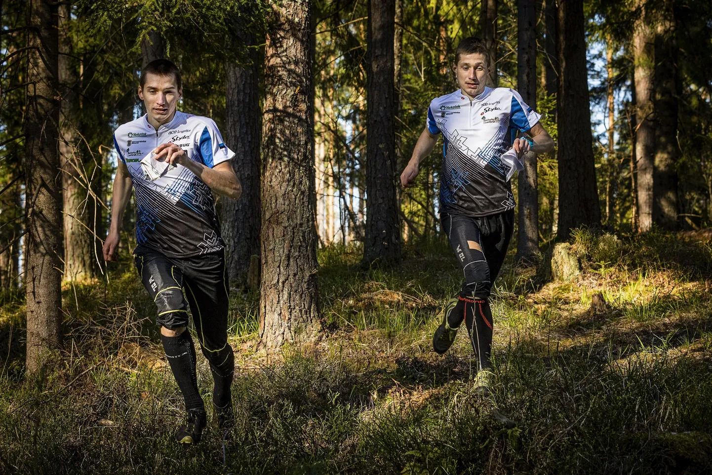 Pildil orienteerujad Lauri ja Timo Sild.
