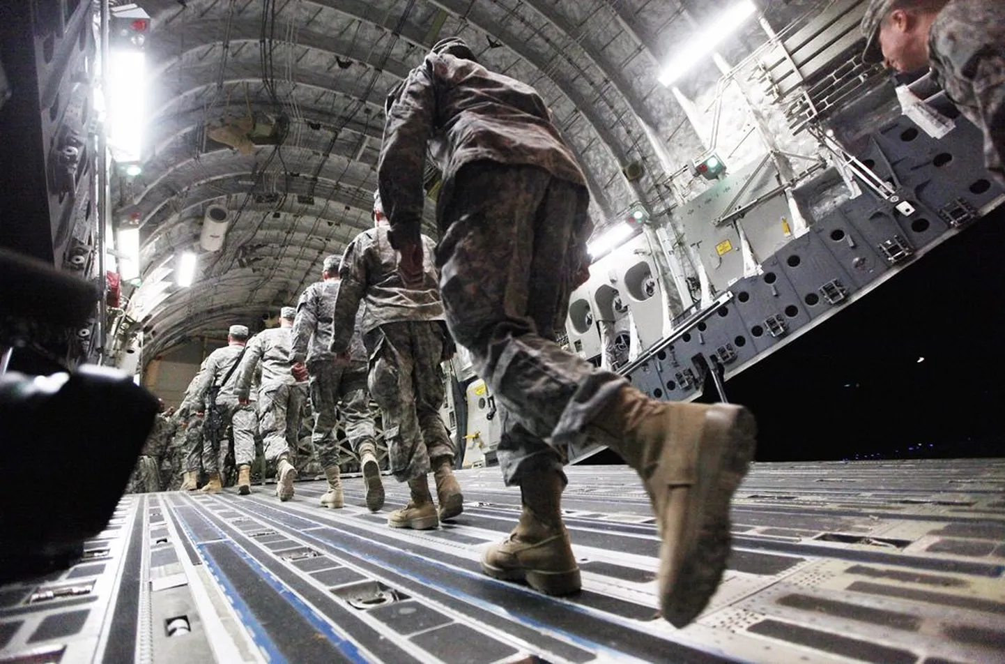 USA sõdurid Iraagist lahkumas. BBC kaitsetoimetaja Mark Urbani sõnul oli Iraagi sõda see, mida Barack Obama alati lõpetada tahtis, samas kui Afganistani üritas ta algul võita ja tahab sealt nüüd lähiaastatel minema pääseda.