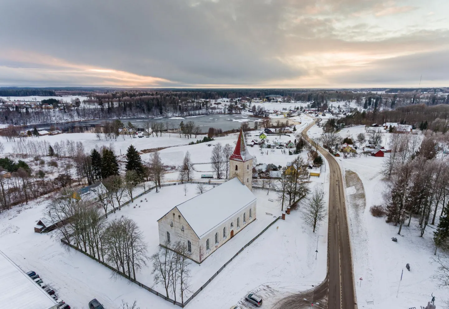 Ehkki praegu on Ööbikuorg veel talveunes ning seal käivad ehitustööd, ei ole uus turismihooaeg mägede taga ning siis on omast käest võtta ka giidid.
