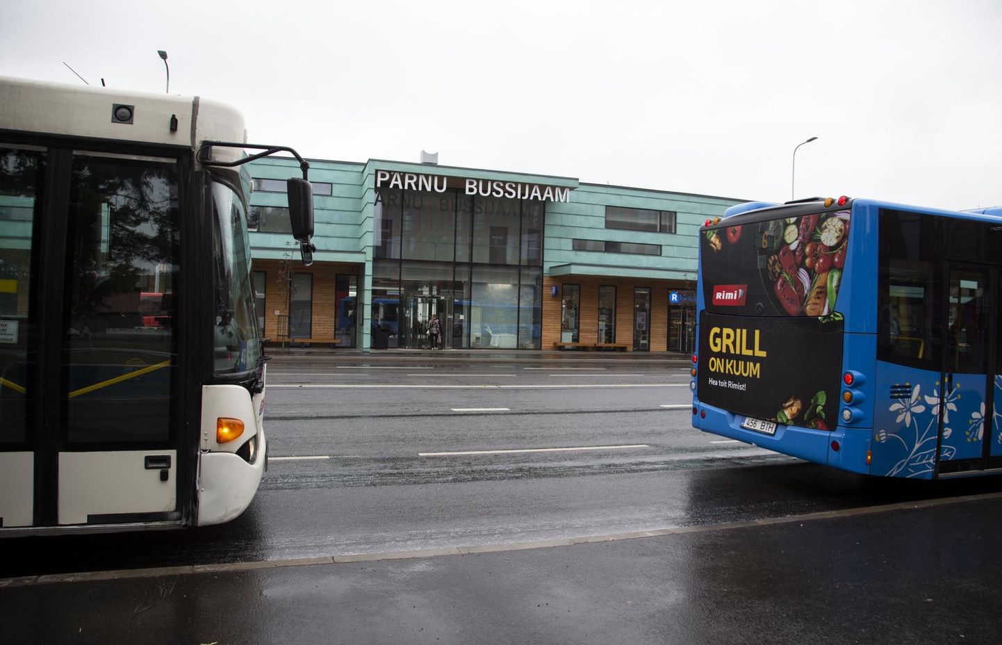 Peatustest on suurimate sõitjate arvuga Pärnu bussijaam.