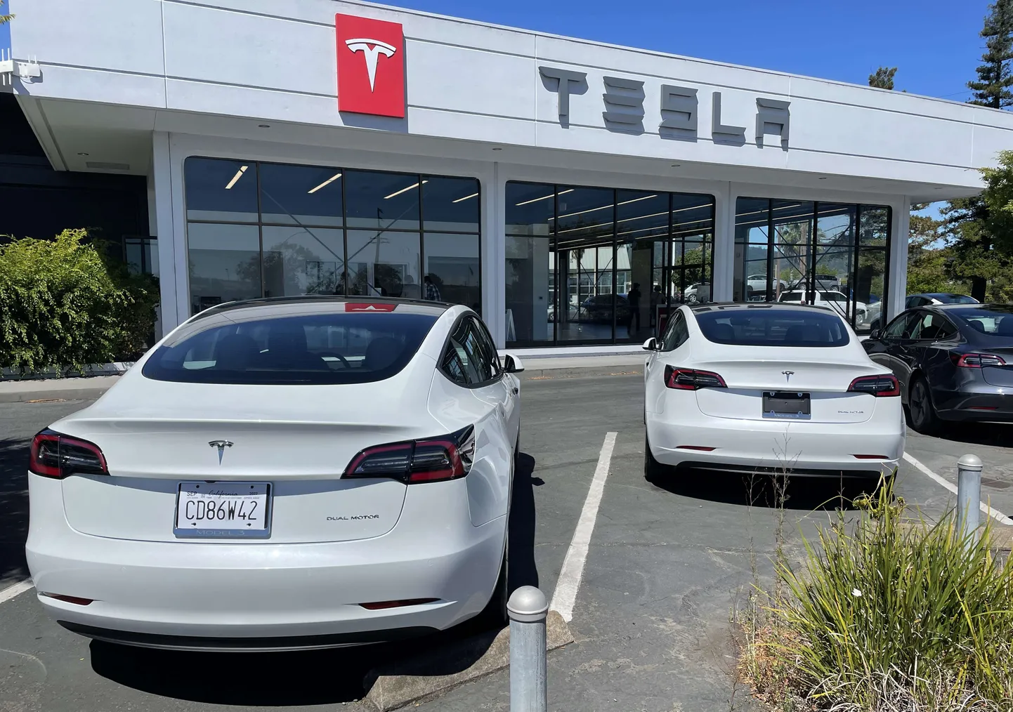 Nõudlus Teslade järgi on suurem kui pakkumine.