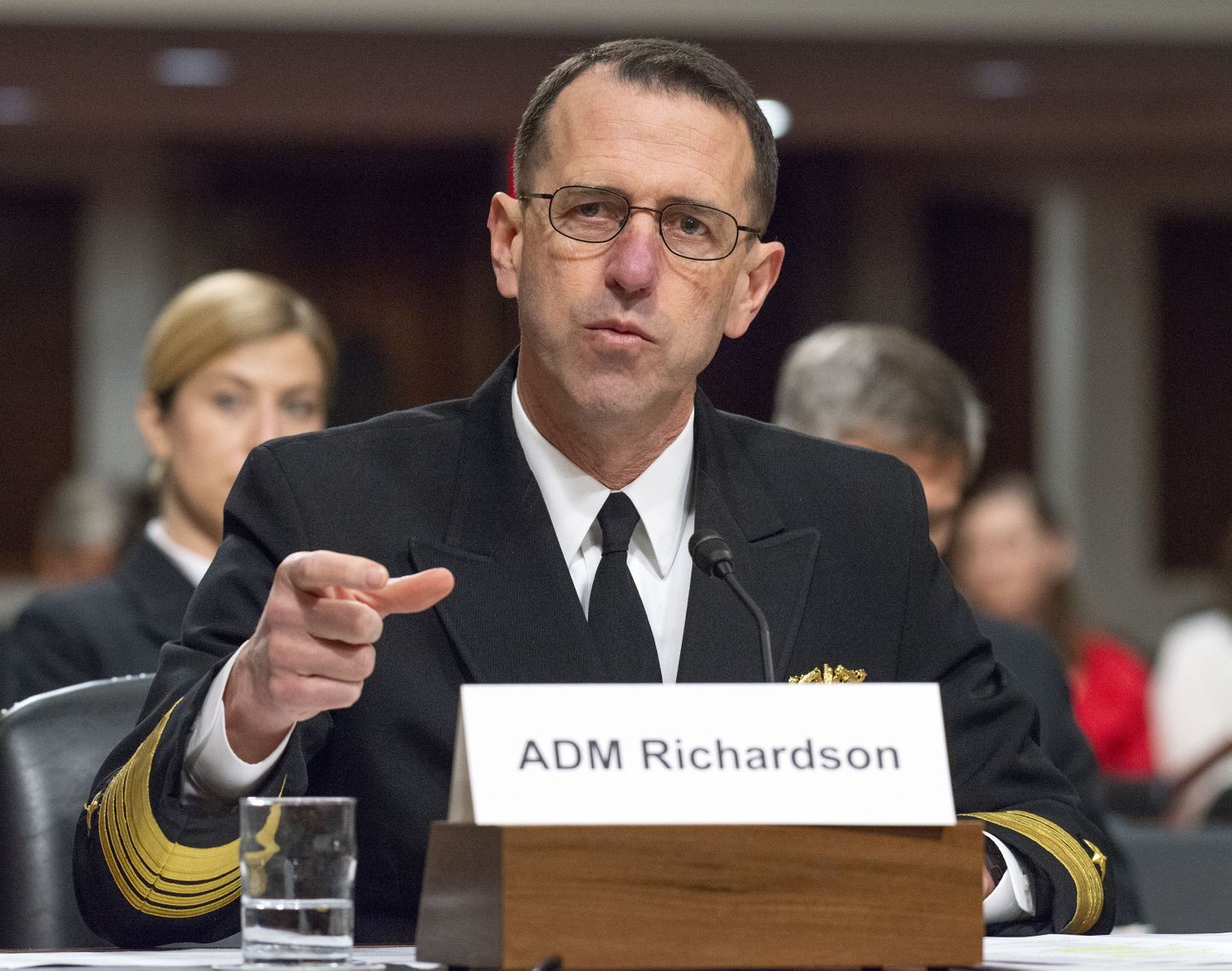 USA mereväe operatsioonide ülem admiral John Richardson aprillis senati ees tunnistusi andmas.
