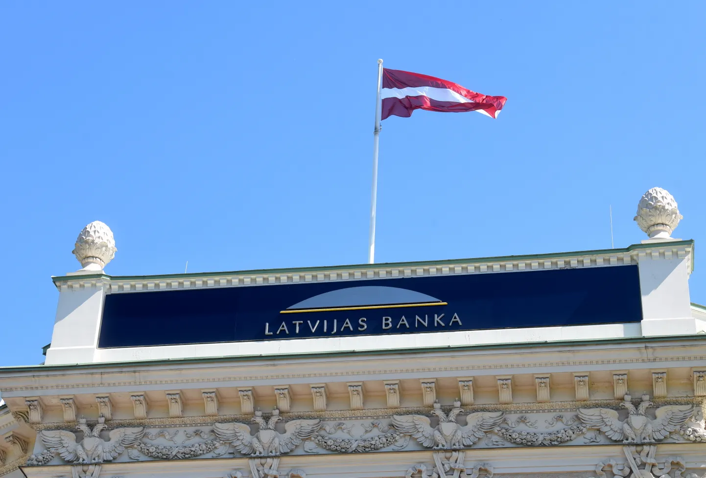 Latvijas bankas restaurētais uzraksts un valsts karogs.