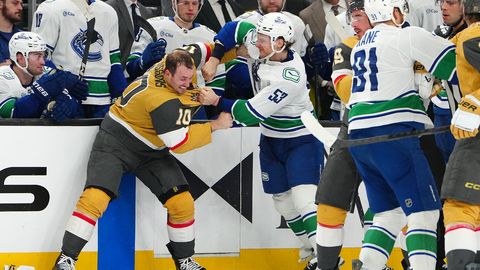 Bļugers spēlē daudz un izkaujas NHL mačā