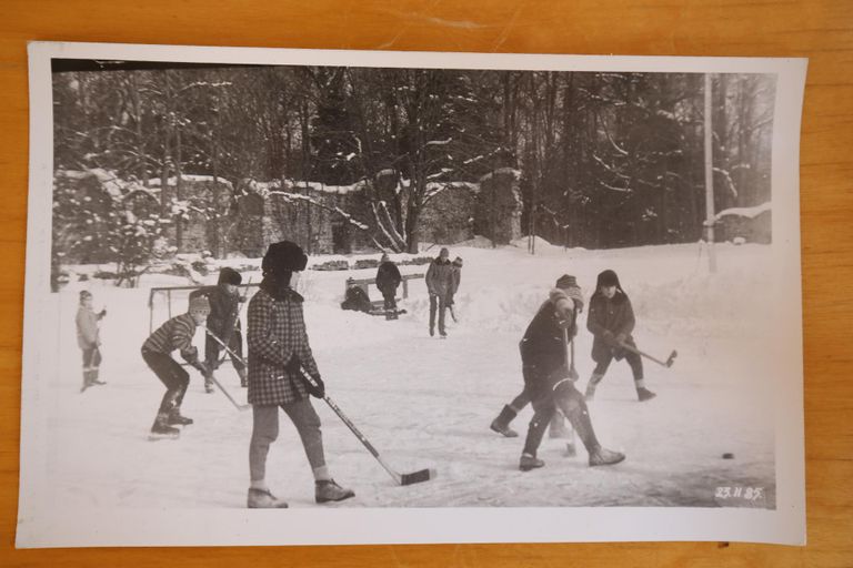 Vatla mõisa tiigijääl mängisid poisid talviti hokit.
