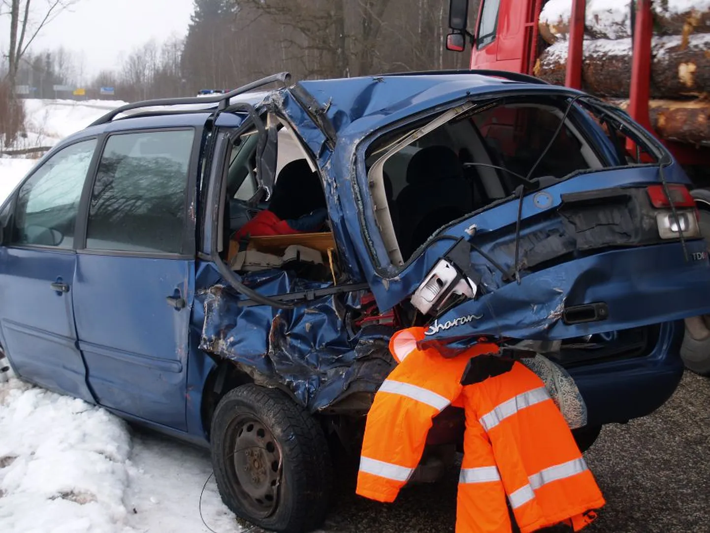 Veoki ja sõiduauto kokkupõrkes sai inimene kannatada.