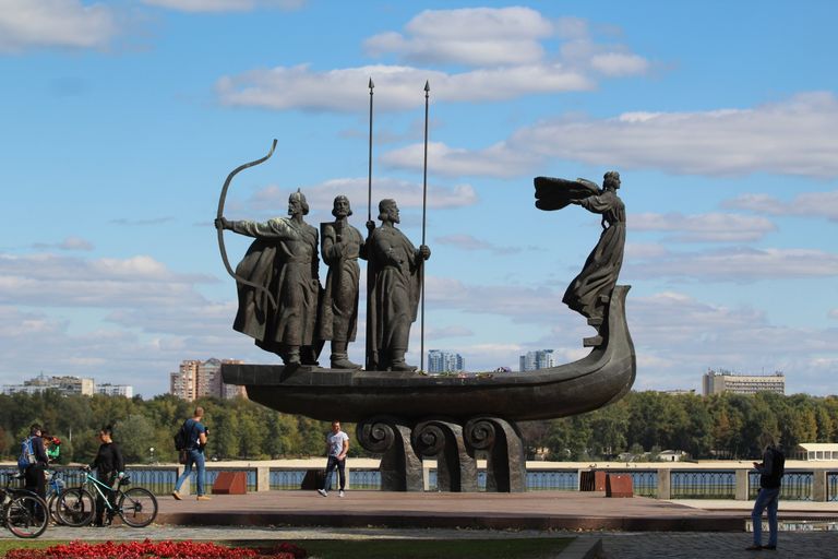 Памятник основателям Киева - братьям Кию, Щеку, Хориву и сестре их Лыбеди. Автор - Василий Бородай (1982). 