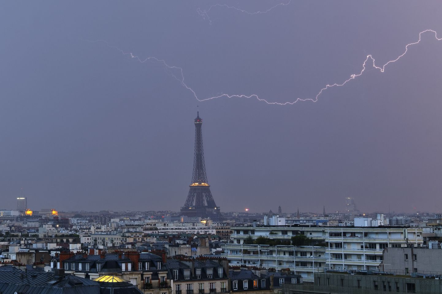 Pariisi Eiffeli torn äikese ja vihma küüsis. Foto on illustratiivne.