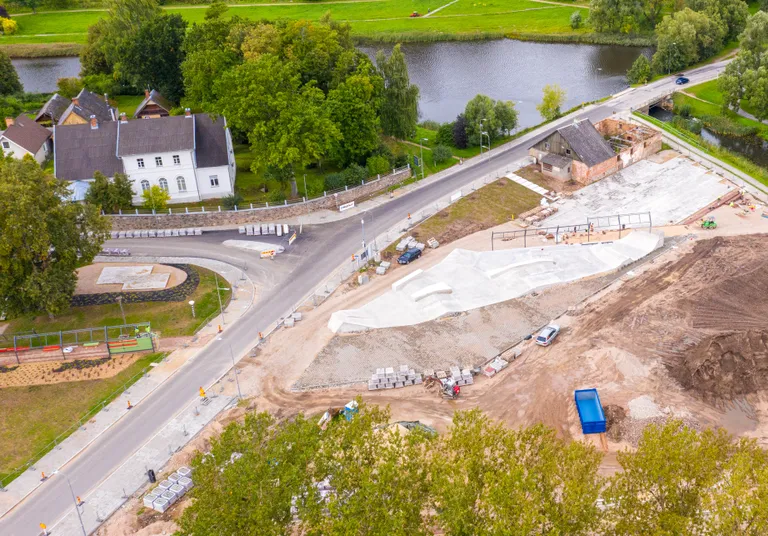 Ramsi veski ümbrussesse kerkib rulapark. Vasakul pool teed on Läti Vabariik.