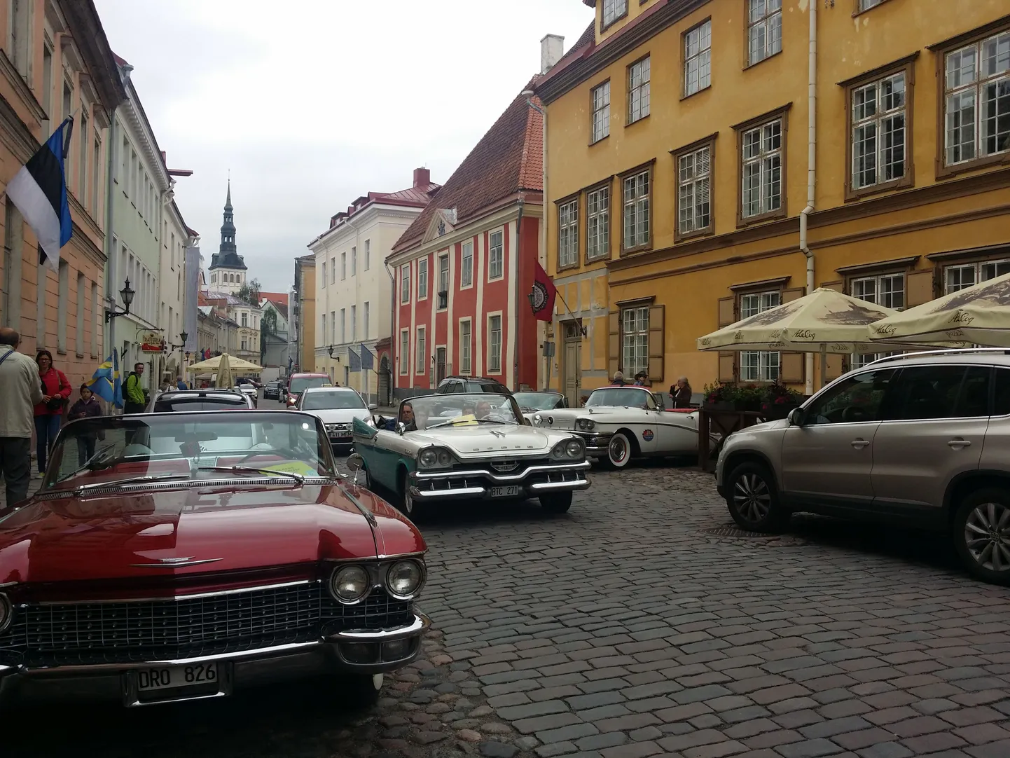 Ameerika vanasõidukid Tallinna vanalinnas.