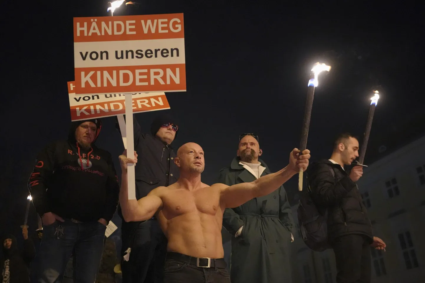 Austria vaktsiinivastased meeleavaldajad nõuavad laste vaktsineerimata jätmist.
