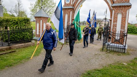 GALERII ⟩ Tori kalmistult leidsid saarlased legendaarse metsavenna naise ja poja haua