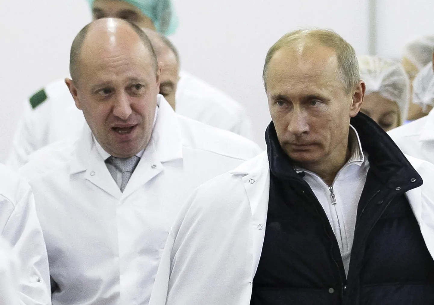 Евгений Пригожин проводит Путину экскурсию по своему предприятию по производству обедов для школьников, Санкт-Петербург, 2010 год.