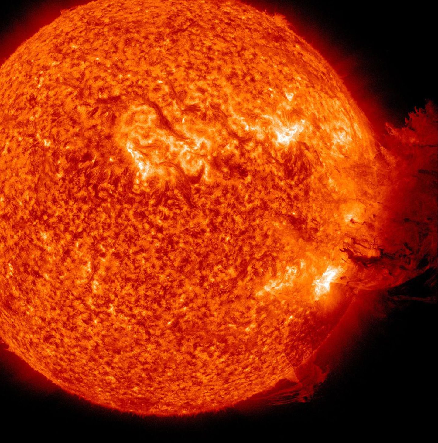 NASA pilt kesmise suurusega päikesepurskest