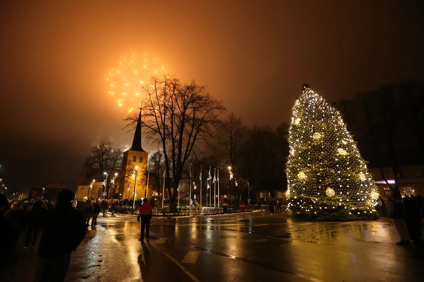 Ilutulestik ja uue aasta vastuvõtmine Paide keskväljakul.