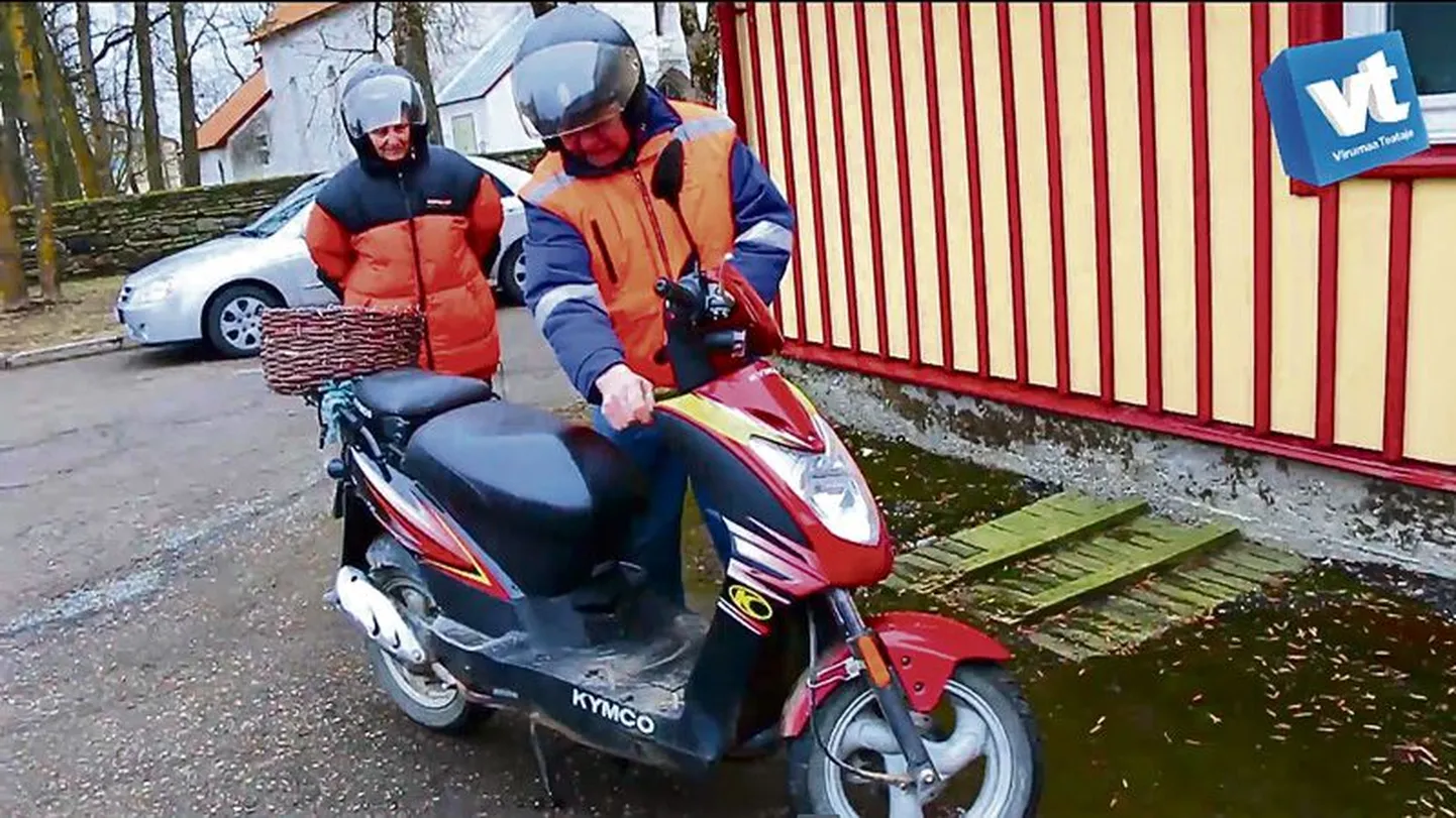 Vanem abielupaar kimas motorolleriga valima.