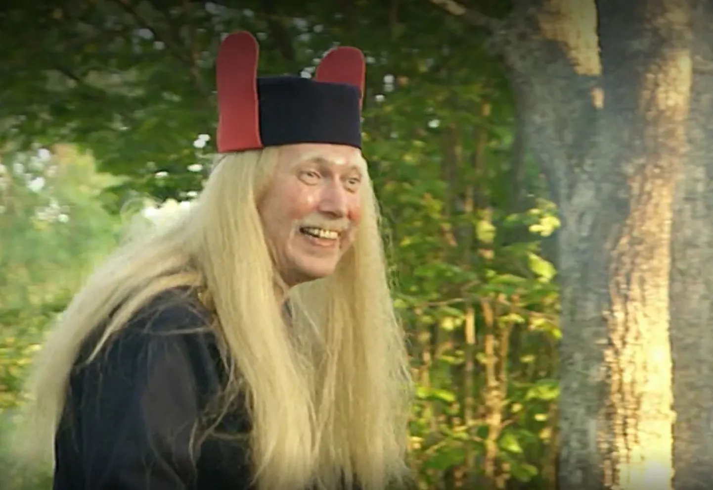 Jogentaganalaste vanemat kehastab filmis «Malev» Elmar Trink.