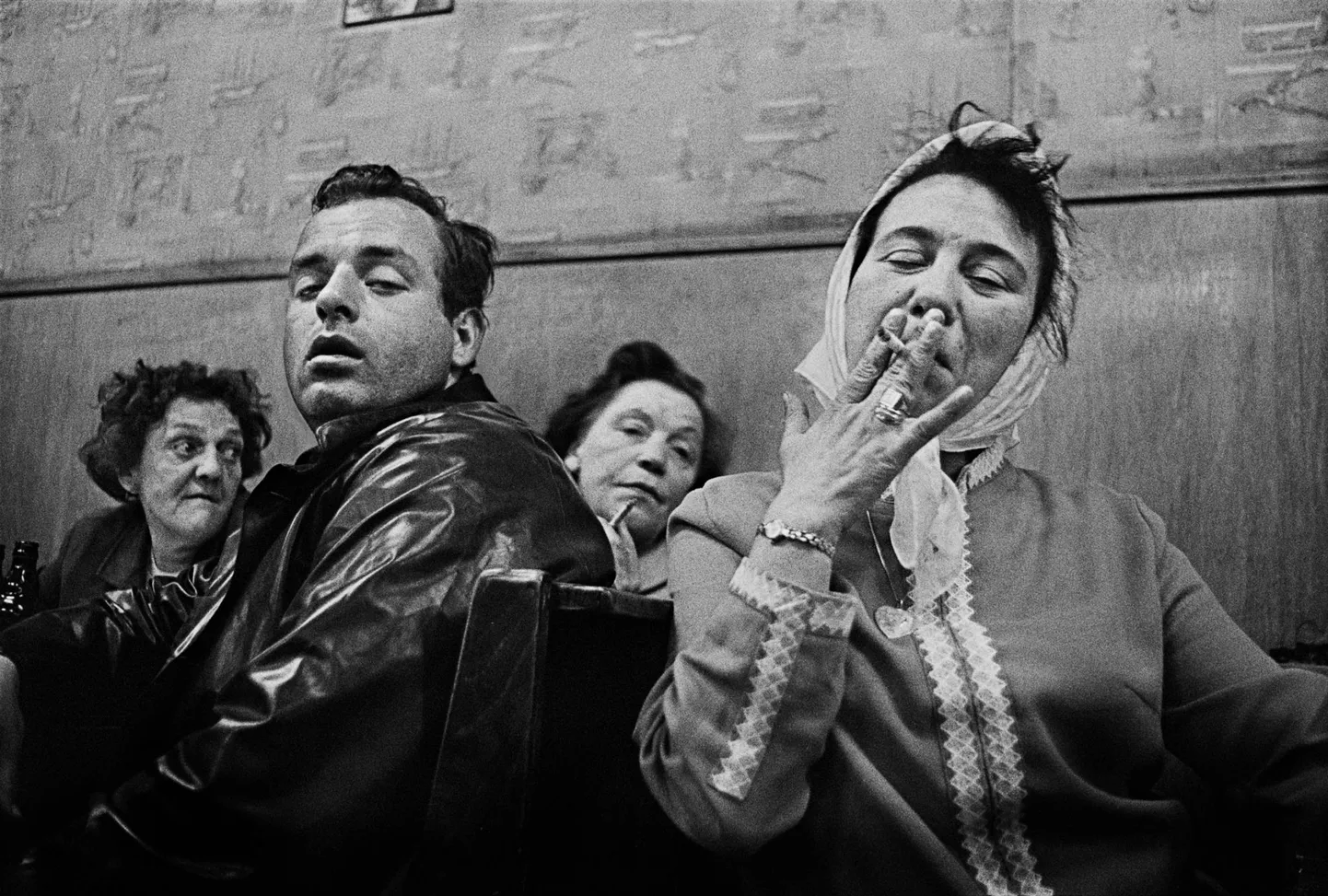 «04», Café Lehmitz © Anders Petersen.