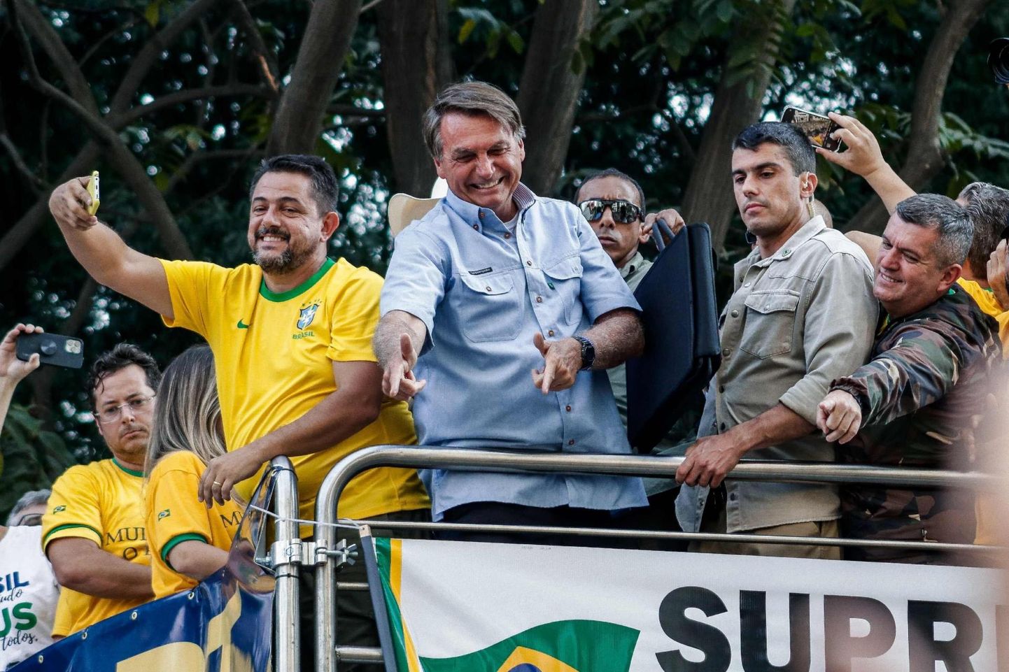 President Jair Bolsonaro tervitamas oma toetajaid São Paulos.