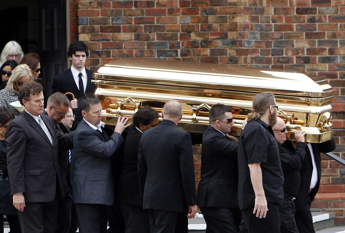 Mafiooso Carl Williamsi sõbrad ta kirstu kandmas