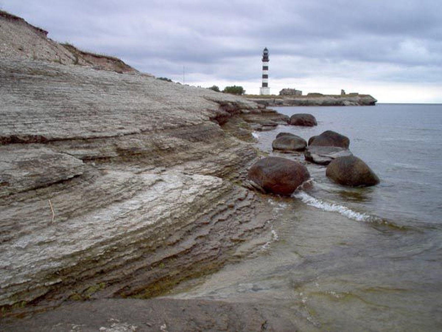 Osmussaarel on palju haruldasi geoloogilisi vaatamisväärsusi — aluspõhjakivimite paljandid, rannavallid, rändrahnud ja muudki.