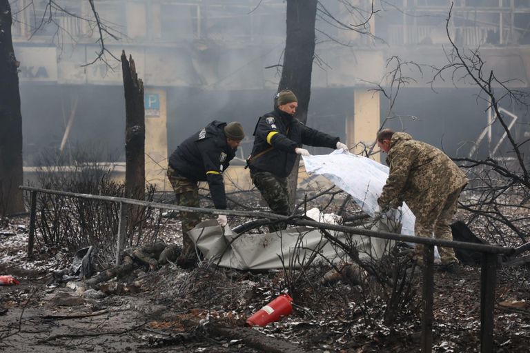 Päästjad koristasid seitsmenda sõjapäeva hommikul Kiievi teletorni lähistel Venemaa rünnakus hukkunute surnukehi.