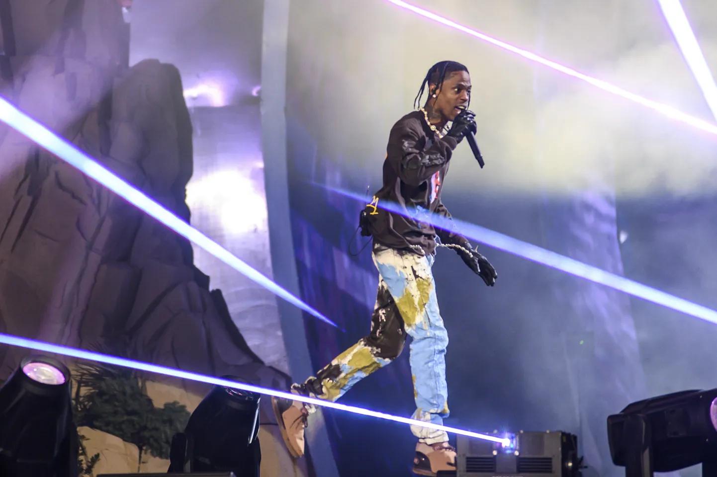 USA räppar Travis Scott esinemas 5. novembril Texases Houstonis Astroworld festivalil. Kontserdil tekkis paanika ja massipsühhoos, hukkus kaheksa inimest