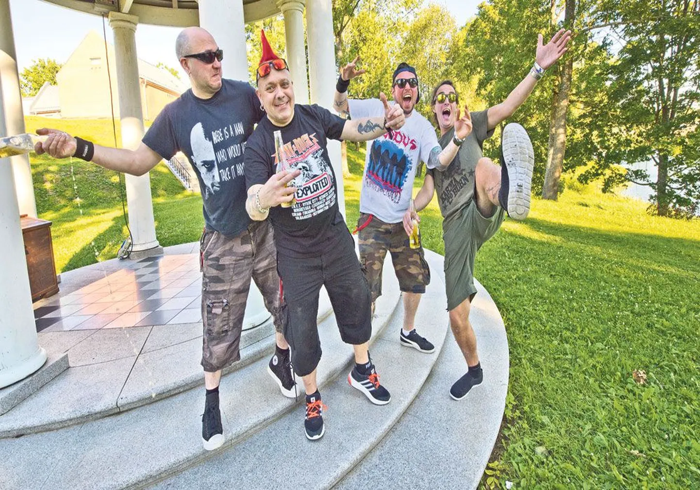 The Exploited Tartus Raadi mõisa pargis enne kontserti. Wullie Buchan (vasakult), Wattie Buchan, Robbie Davidson ja Irish Rob.
kristjan teedema