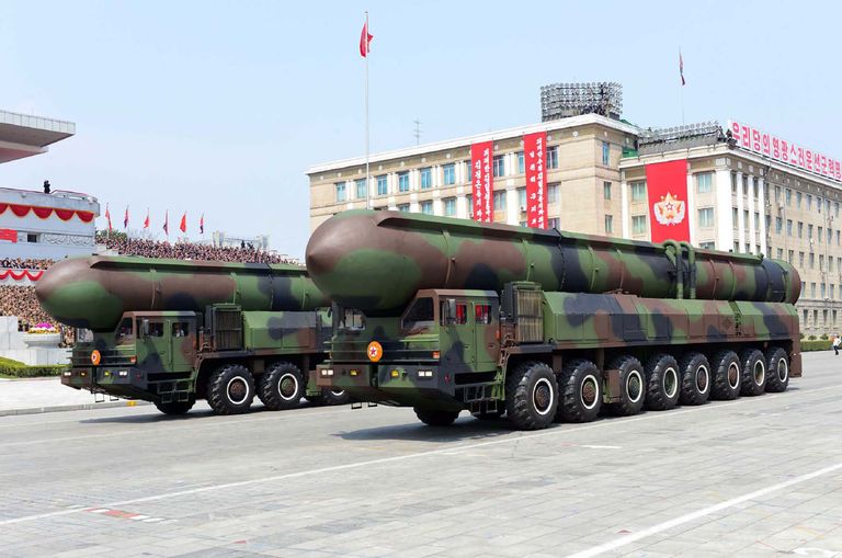 Põhja-Korea demonstreeris sõjaväeparaadil oma relvastust