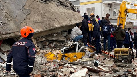 Мощное землетрясение в Турции: число жертв возросло до 2200