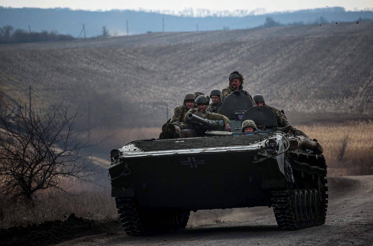 Ukraina sõdurid lahingmasinal Bahmuti lähistel 10. märtsil 2023. aastal.