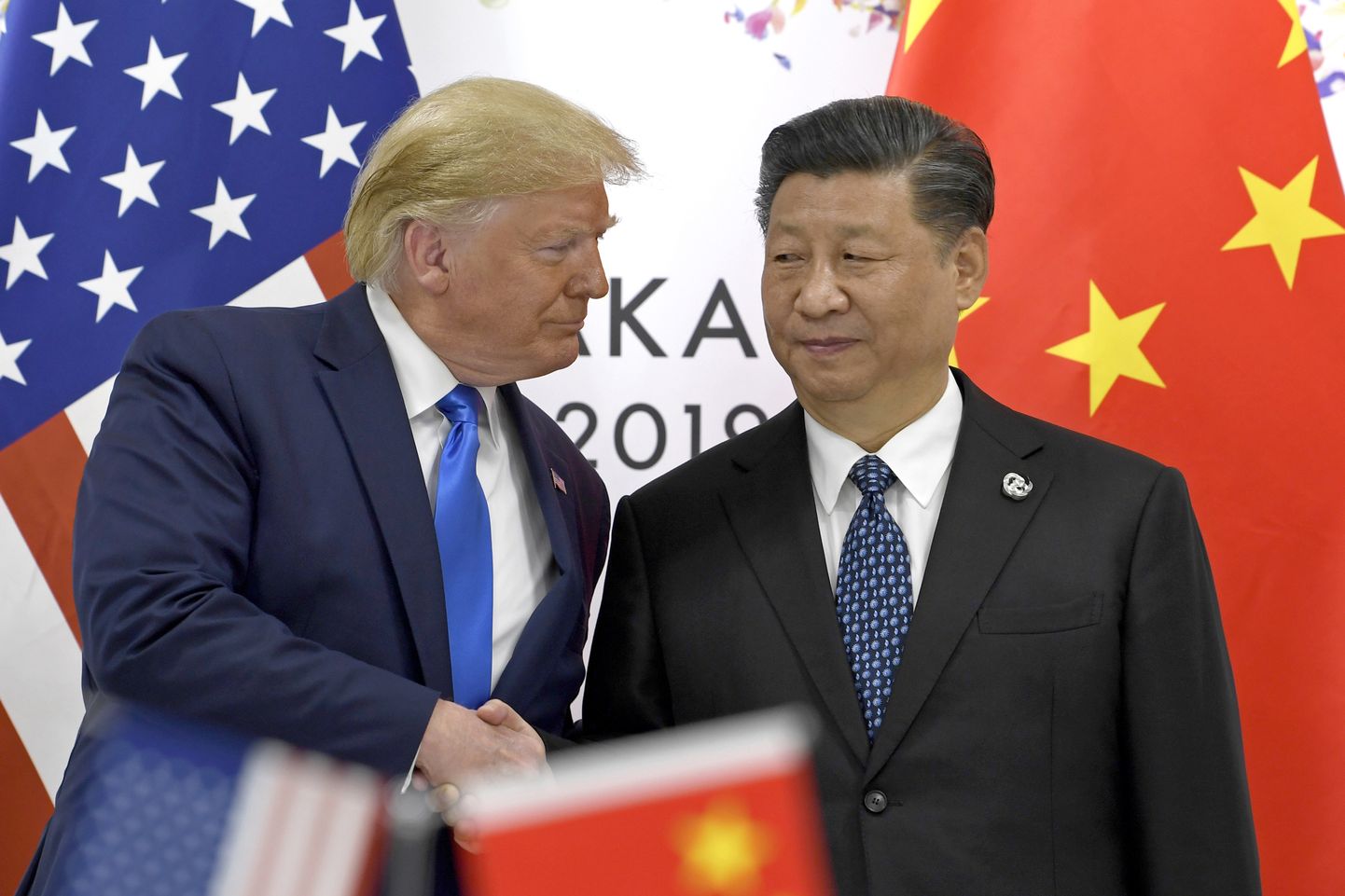 Дональд Трамп пристально всматривается в лидера Китая Си Цзиньпина, саммит G-20, Осака, Япония, июнь 2019 года.