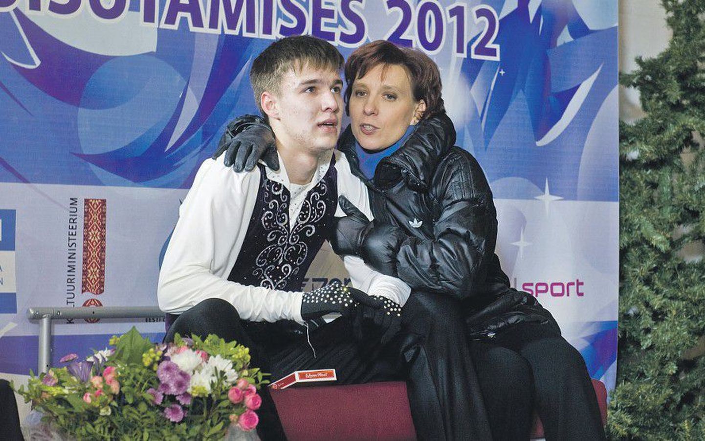 Виктор Романенков вместе с мамой и тренером Оксаной Романенковой на чемпионате Эстонии в 2012 году.