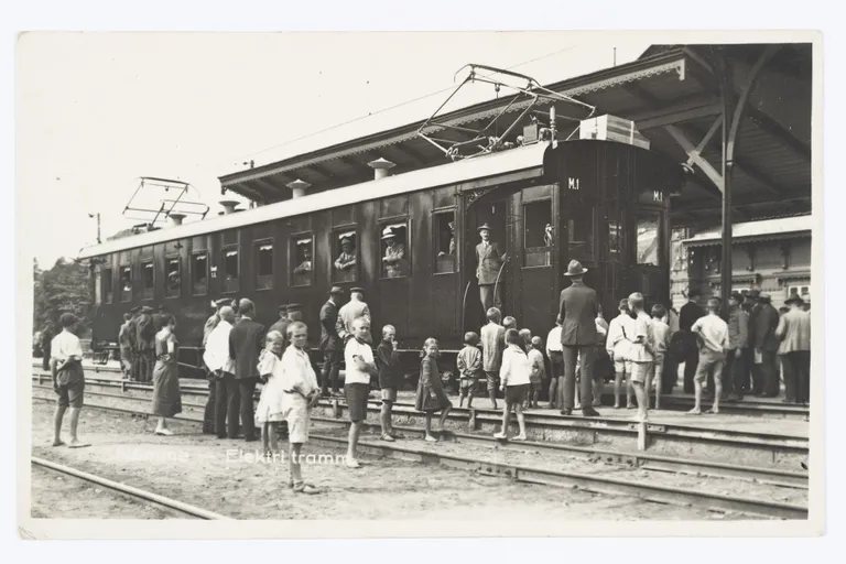 Ныммеская ветка была электрифицирована первой в Эстонии уже в 1925 г. Открытка с электрическим составом на станции Нымме в 1930-х.