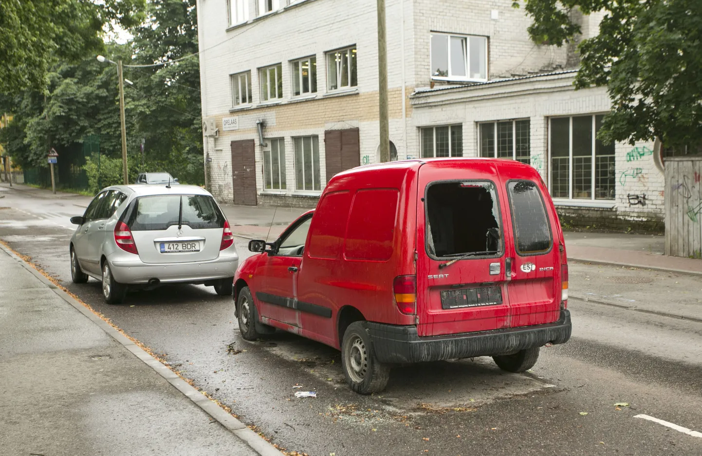 Mahajäetud auto planeedi tänaval