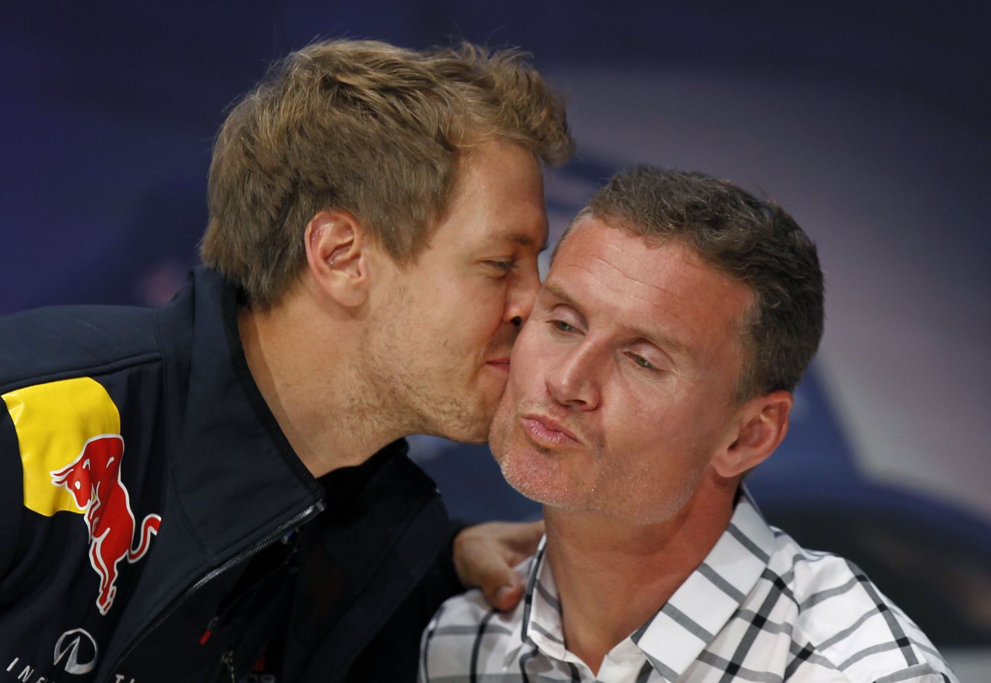 Sebastian Vettel David Coulthardile põsemusi andmas.
