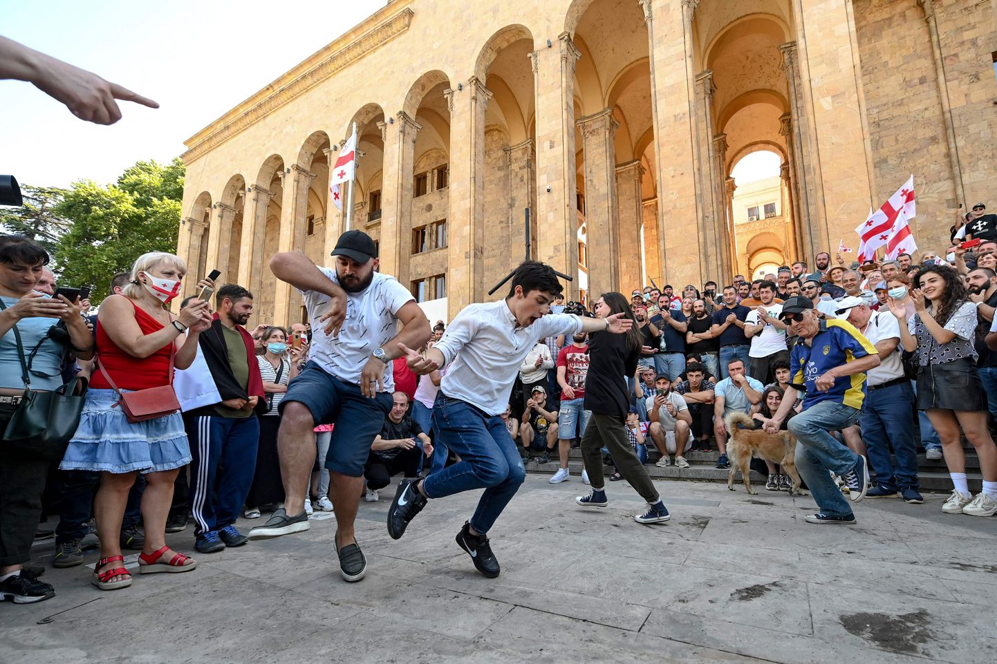Gruusia LGBTQ marsi vastu protestijad Thbilisis tantsu löömas.