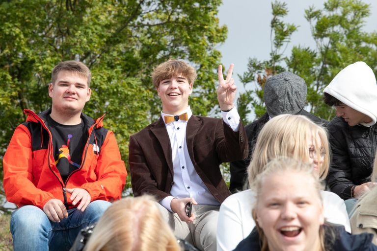 Abiturient Kasper Kalju Kivi (kikilipsuga) avaldas lootust, et saab riigigümnaasiumist võimalikult hea hariduse.